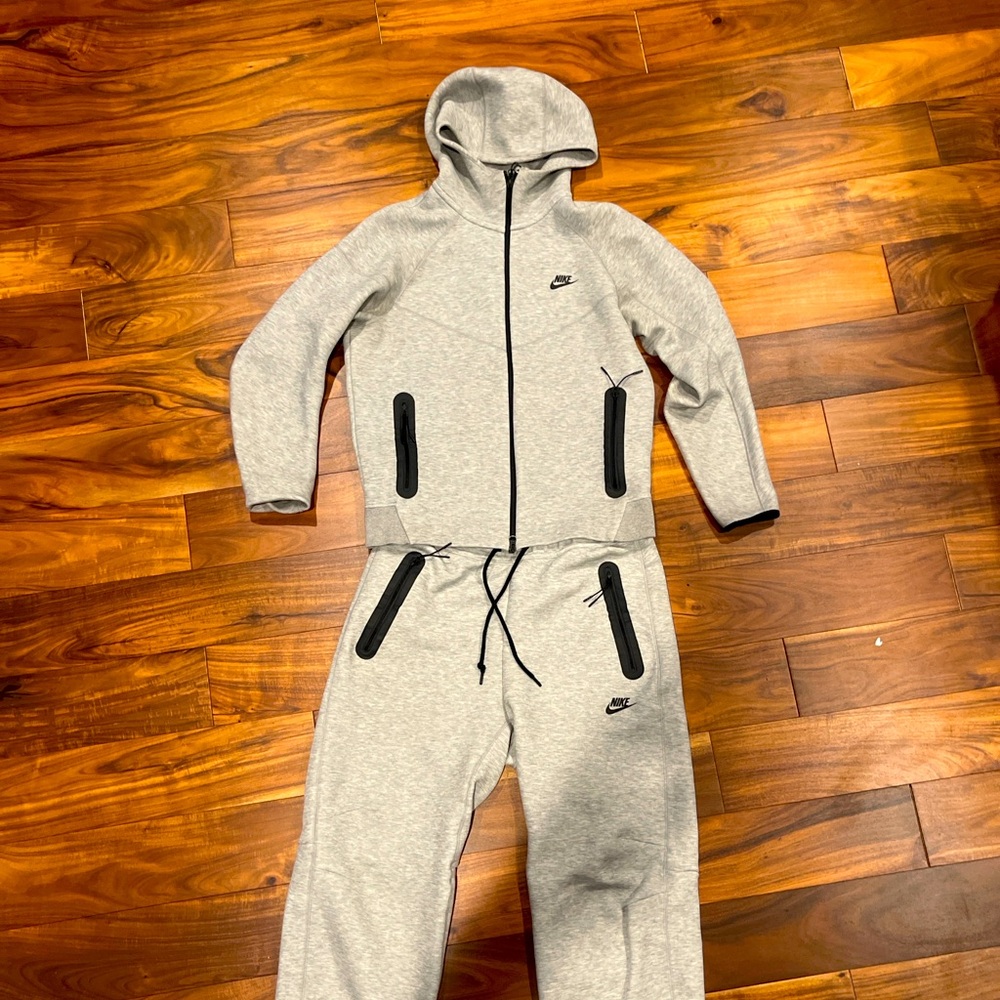 Grey Nike tech suit - Picture 1 of 1